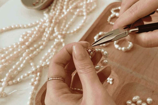 How can you wear a classic pearl necklace with the ‘you’ style? The answer: a personalised, handmade model!
